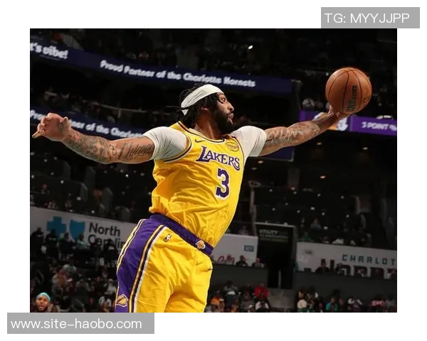 浓眉半场表现出色8投5中贡献12分5篮板1助攻1抢断展现强大实力