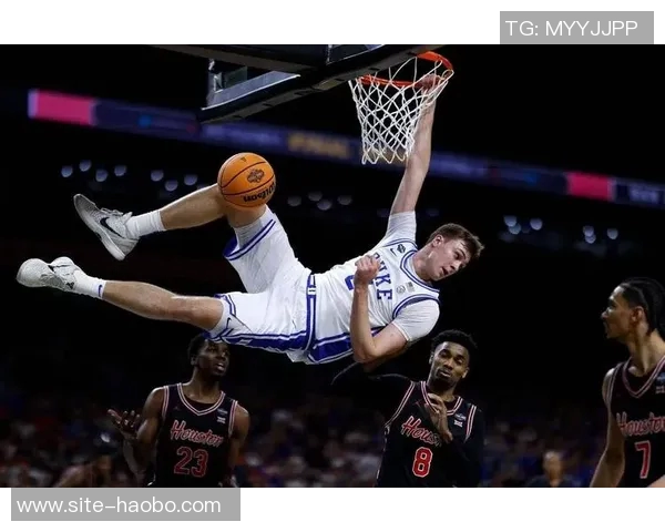 弗拉格强调球队进攻潜力巨大提出后卫线掩护打错位策略